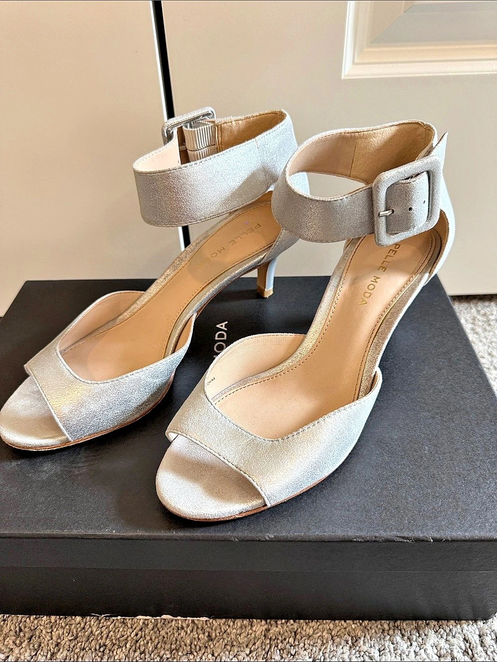 Pelle Moda Berlin Metallic Kitten Heel Sandal Silver Ankle Strap Heels US 6M